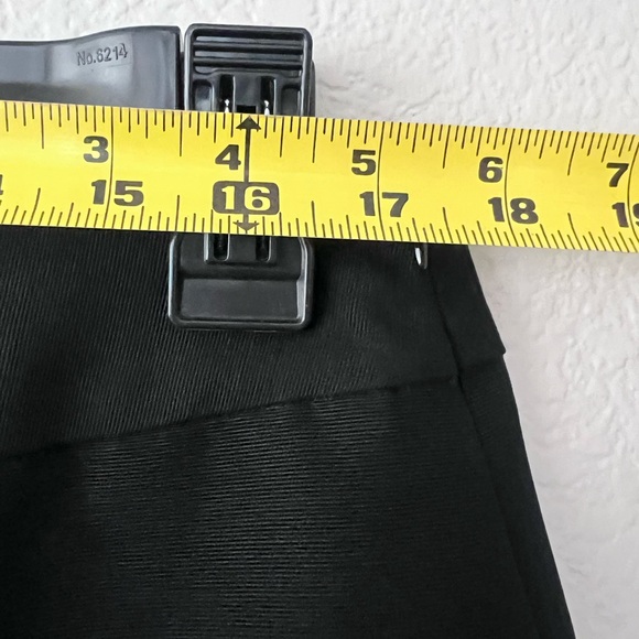 Elegant Black Skirt with Floral Embellishments - Picture 5 of 11